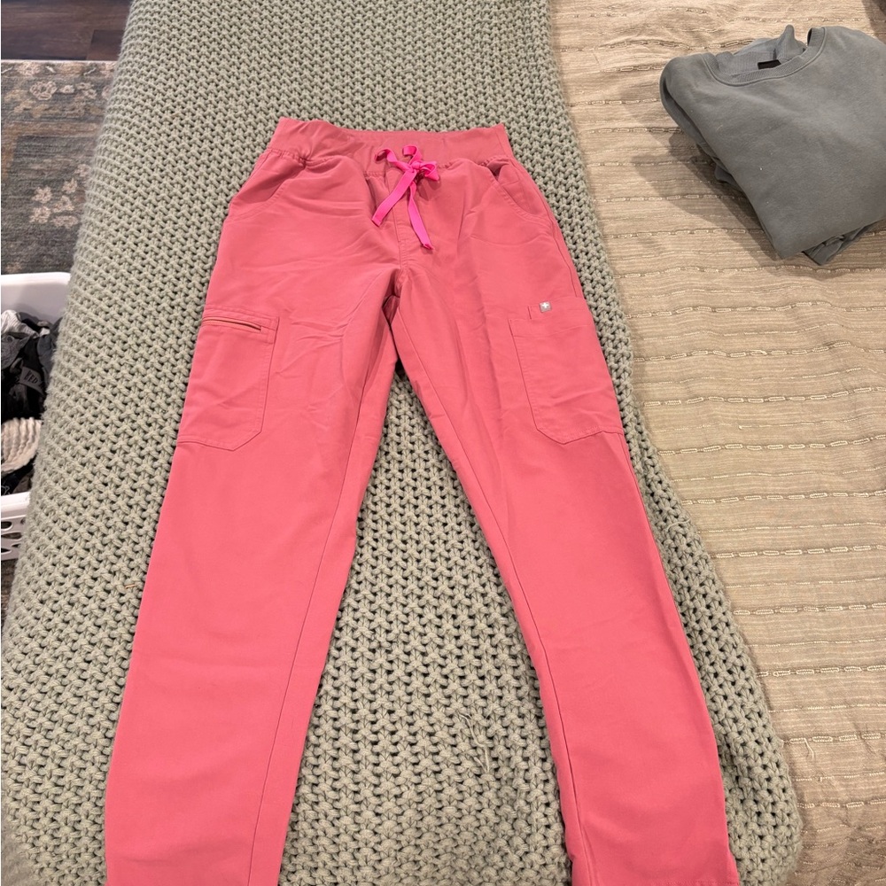 Figs pink scrub bottoms